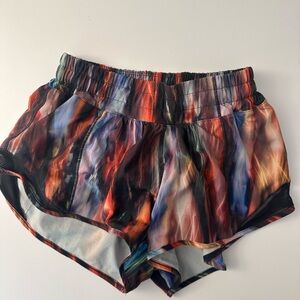 Lululemon hotty hot low rise lined short 2.5.